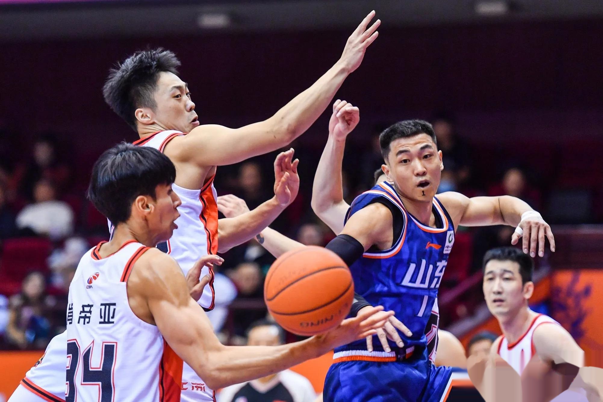 爱游戏-山东男篮发布备战花絮，赛后再遭质疑，法国杯任务艰巨，阵容厚度经受考验(全国冠军孙勇征发表了一条意味深长的微博)